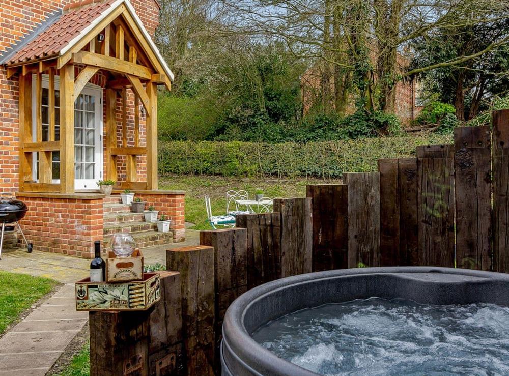 Hot tub at Toffee Cottage, 