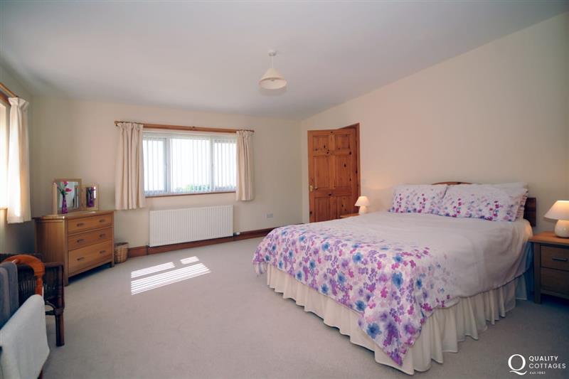 Suite bedroom at Gelli Gron 4 bed, Criccieth
