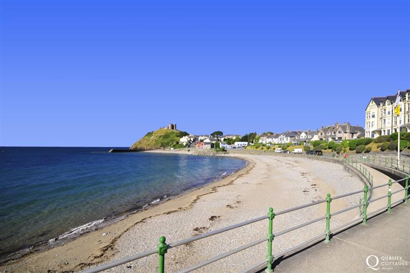 With the town and castle overlooking the beach at Gelli Gron 4 bed, Criccieth