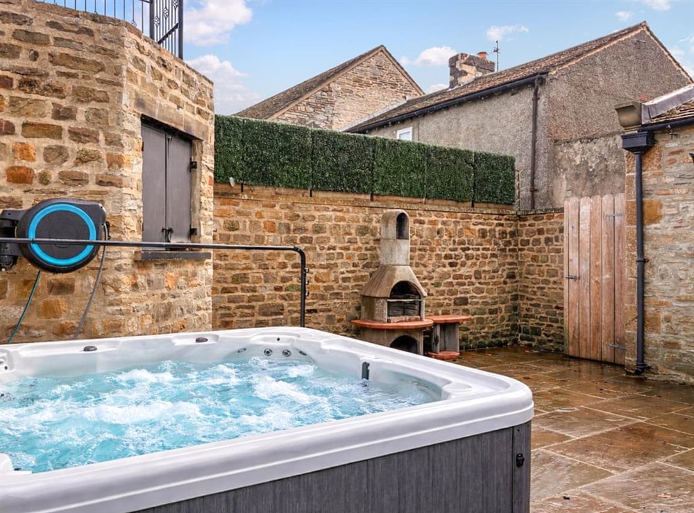 Hot tub at Ghyll Cottage in Leyburn, North Yorkshire
