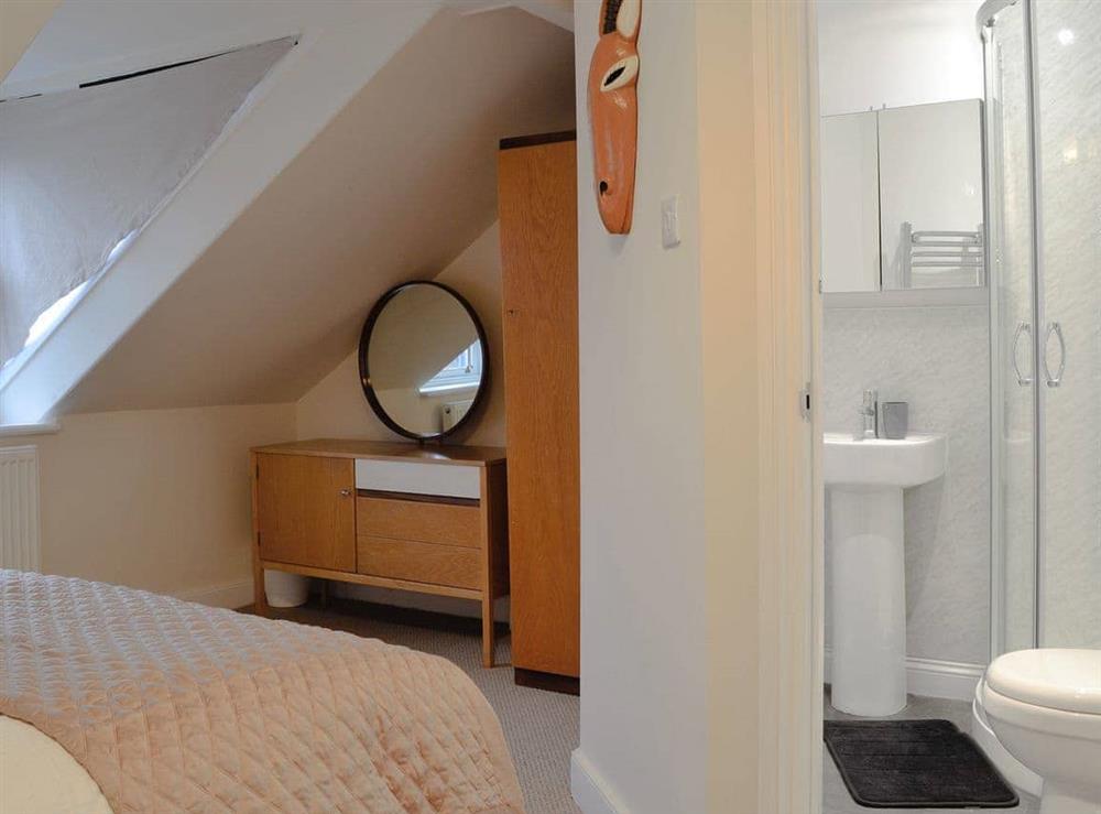 Double bedroom with en-suite at Gilberts Warrant in Keswick, Cumbria