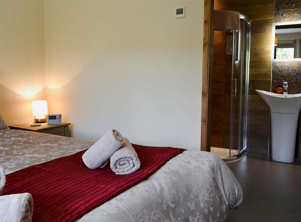 Double bedroom with en-suite shower room at Glan Y Gors in Beddgelert, Gwynedd
