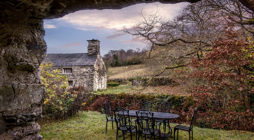 The garden table and chairs at Glan Yr Afon in Dolwyddelan, Gwynedd