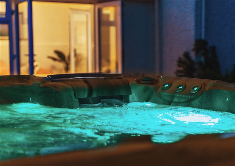 There is a hot tub at Glanllyn Bach, Rhosneigr