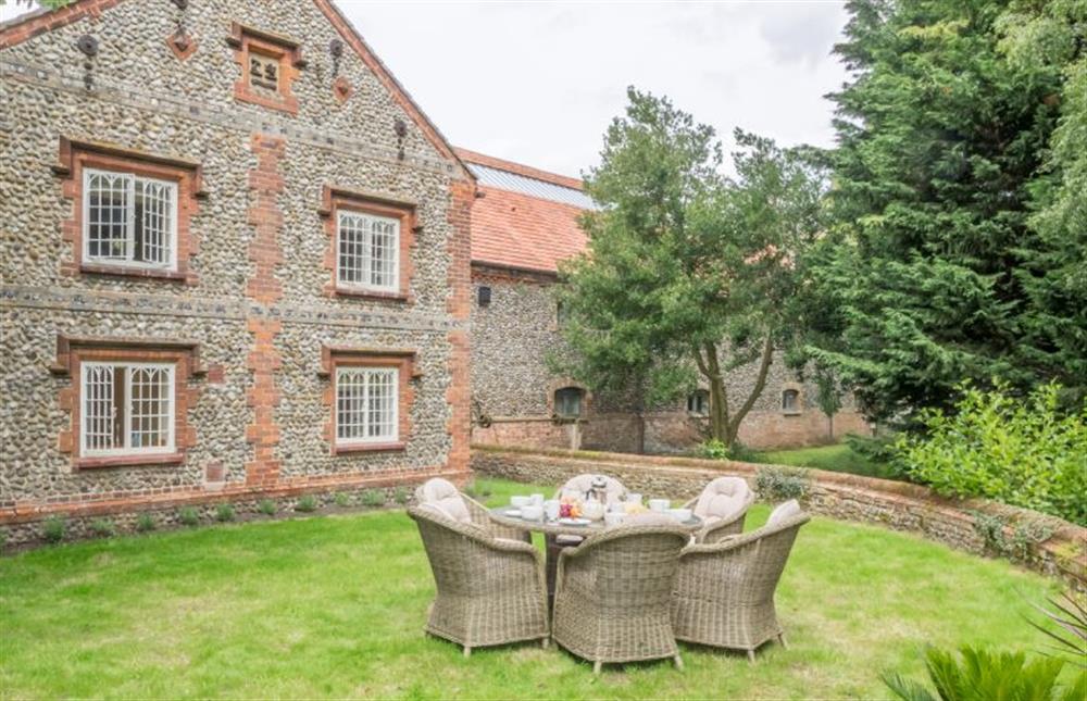 Lawned garden area with table with seating for six at Glaven Cottage, Letheringsett near Holt