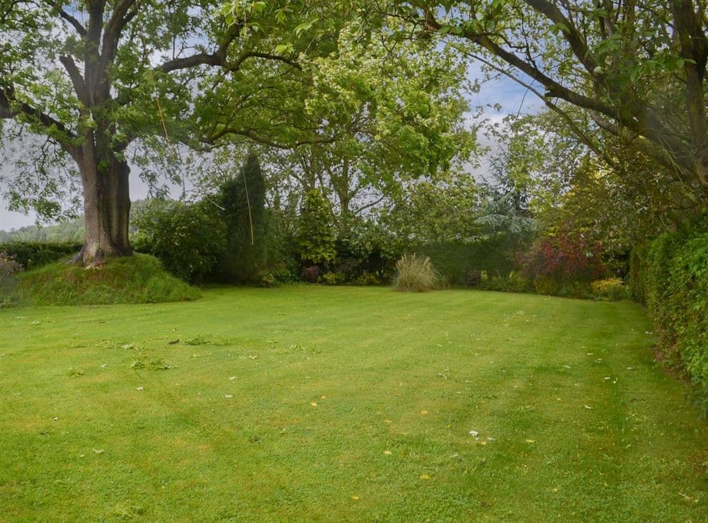 Large lawned garden at Glebe Farm Bungalow in Kirkby cum Osgodby, near Market Rasen, Lincolnshire