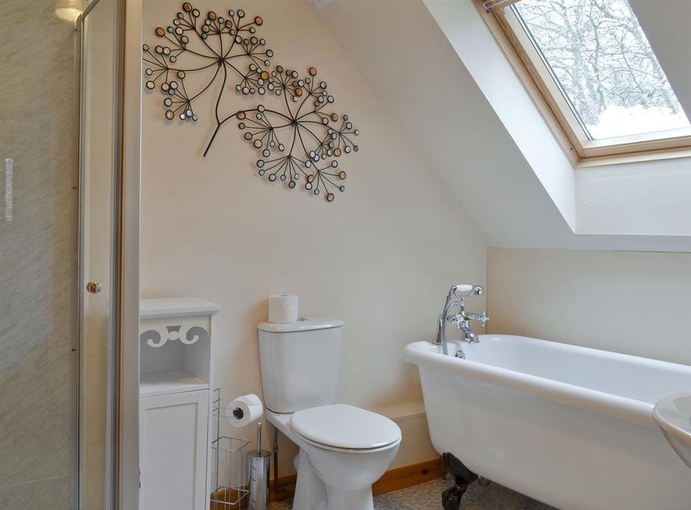 Family bathroom with separate shower cubicle at Glen View in Balnain near Drumnadrochit, Inverness-Shire