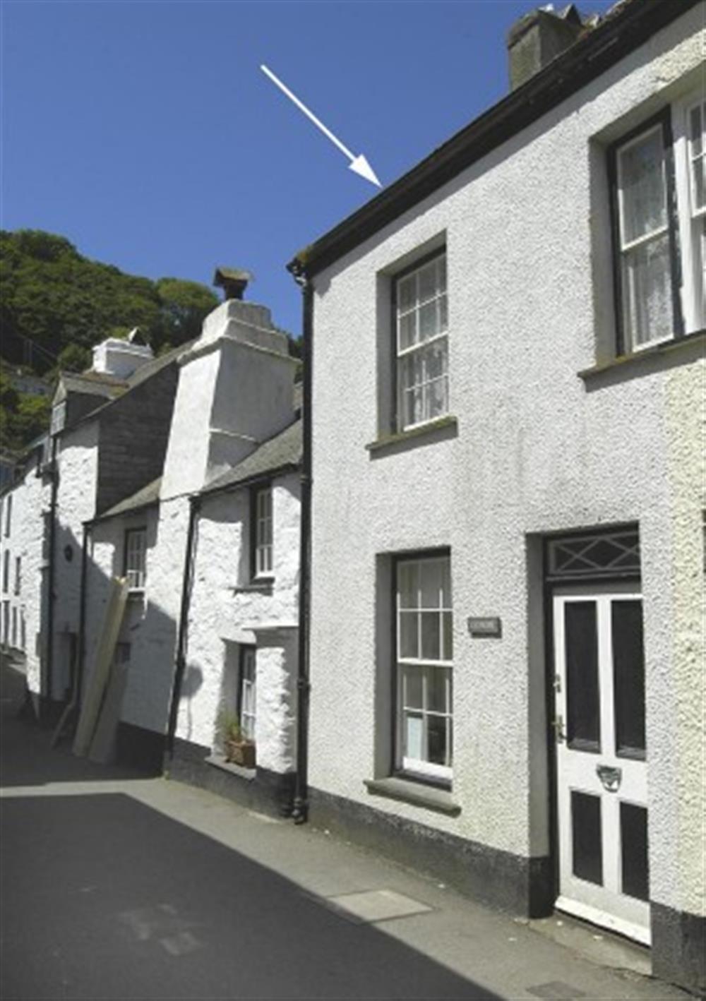 The exterior of Glencoe, shown with an arrow at Glencoe Cottage in Polperro