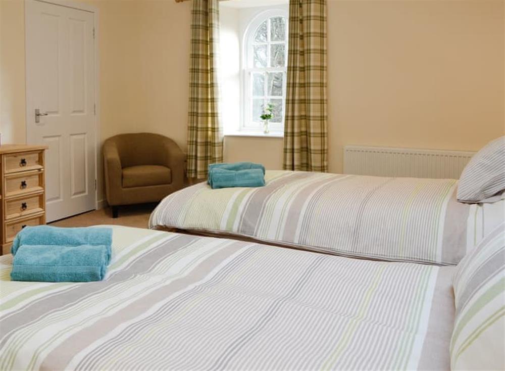 Good sized twin bedroom at Home Farm Cottage, 