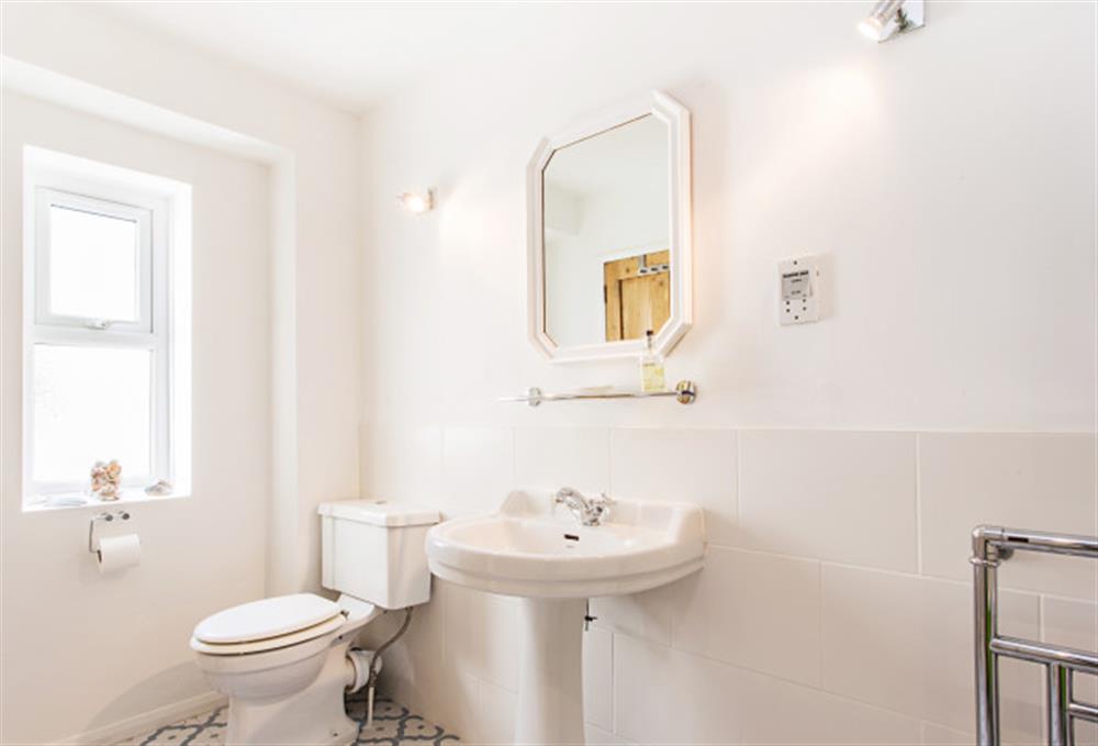 The family bathroom with rolltop bath and separate shower cubicle at Glenleigh, Salcombe
