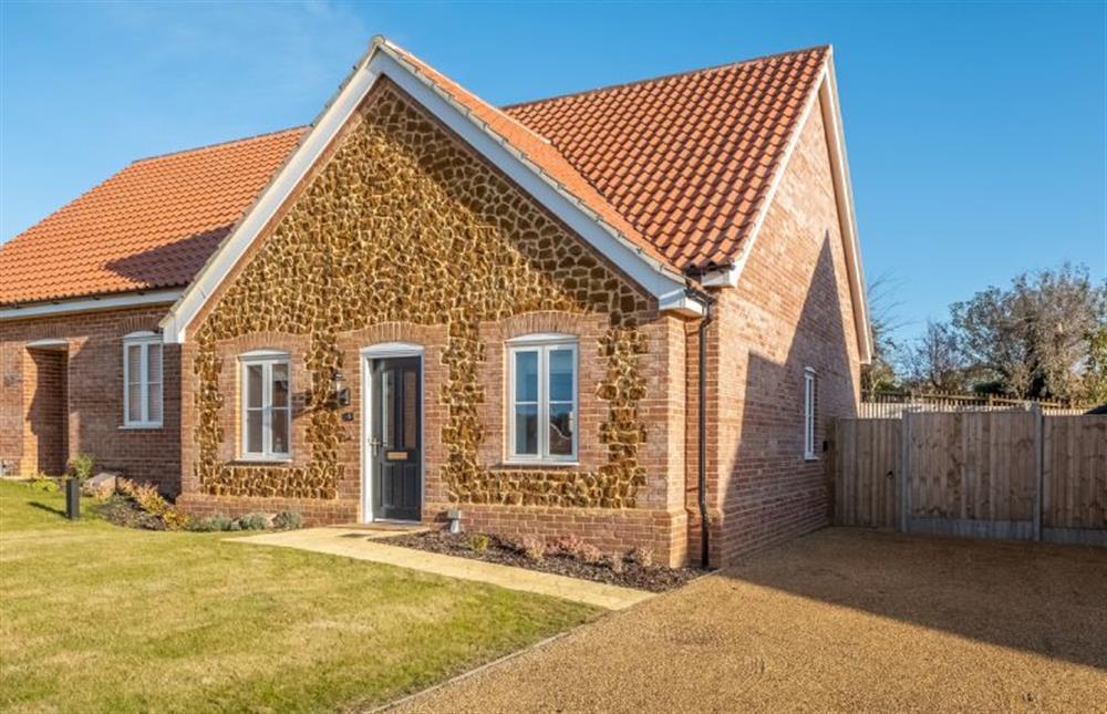 Carrstone fronted bungalow with driveway parking at Glimpse, Hunstanton