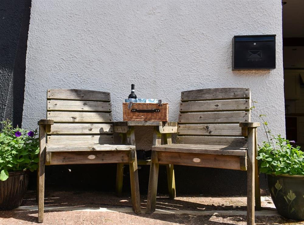 Sitting-out-area at Glimsters Cottage in Kentisbeare, Cullompton, Devon
