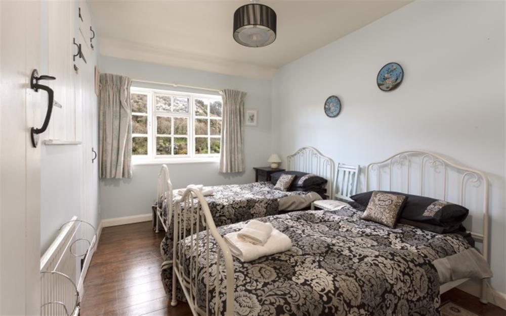 The second twin bedroom at Glintings in Polperro
