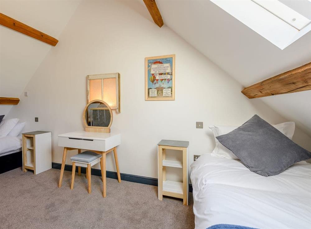 Twin bedroom at Go Cart Barn in Gloucester, Gloucestershire