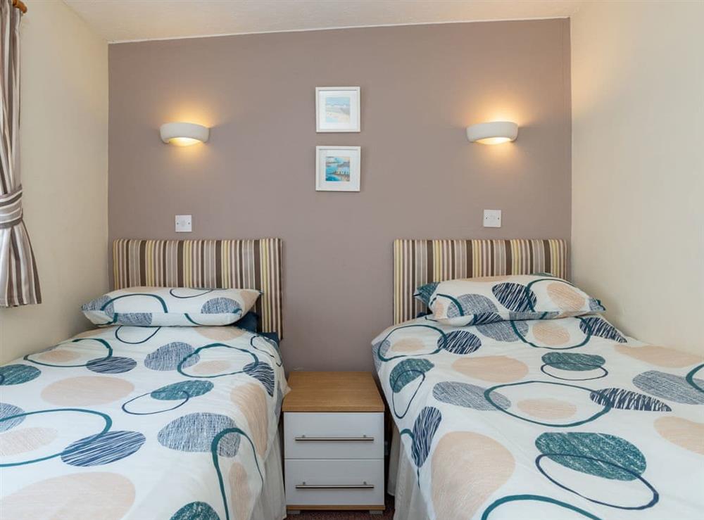 Light and airy twin bedroom at Beach Cottage 63, 