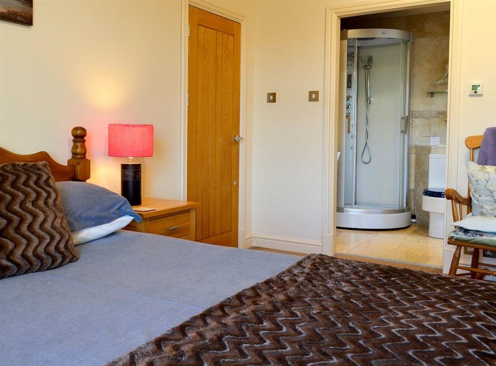 Double bedroom with en-suite (photo 2) at Goleufryn in Abersoch, Gwynedd