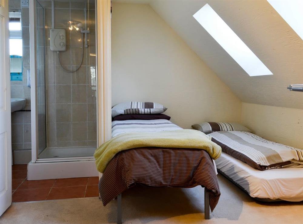 Twin bedroom with en-suite at Goleufryn in Abersoch, Gwynedd