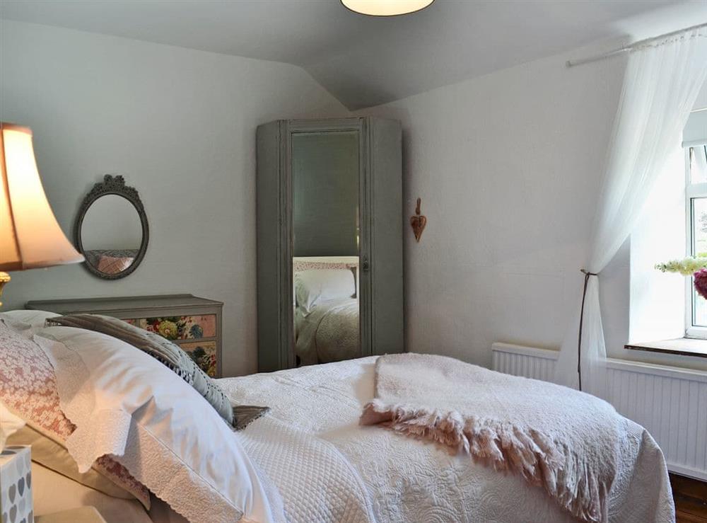 Beautifully decorated double bedroom with kingsize bed at Golf Cottage  in Chapel-en-le-Frith, near Buxton, Derbyshire