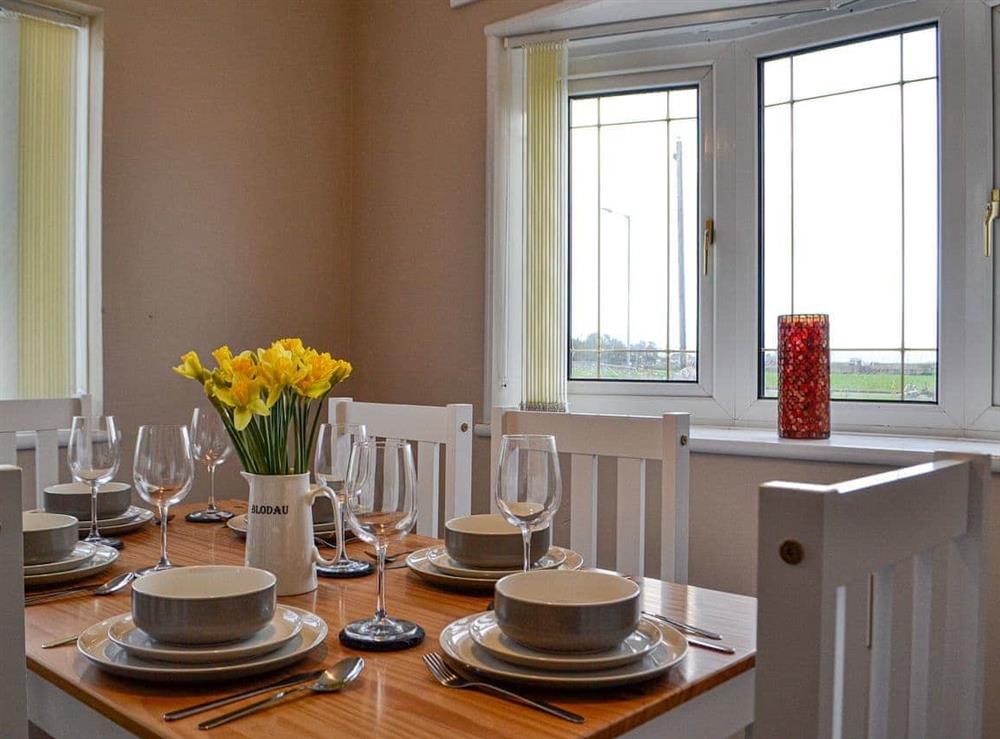 Dining area at Golwg Y Mor in Burry Port, Dyfed