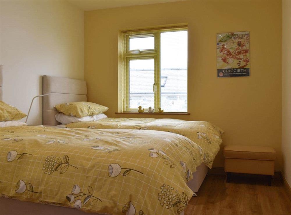 Twin bedroom (photo 2) at Golwg y mor in Criccieth, Snowdonia, Gwynedd