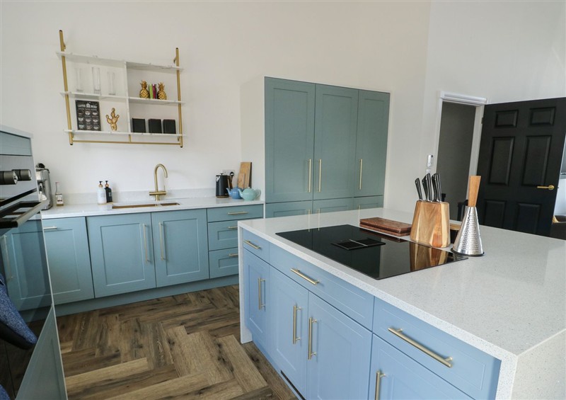 Kitchen (photo 2) at Golygfa Gele, Llanddulas
