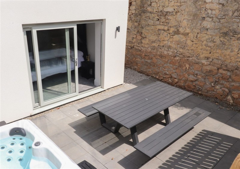 There is a hot tub (photo 2) at Golygfa Gele, Llanddulas