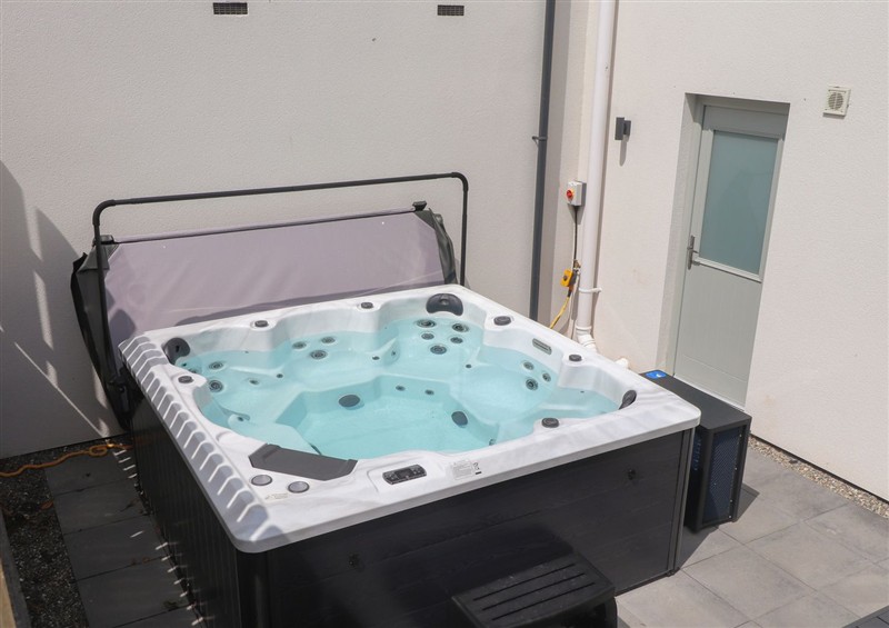 There is a hot tub at Golygfa Gele, Llanddulas