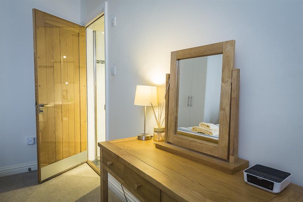 En suite twin bedroom (ground floor) (photo 3) at Gooder House in , Dartmouth