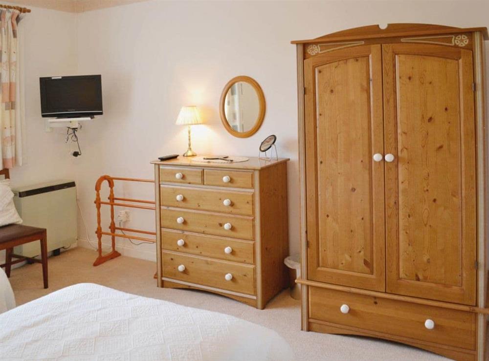Twin bedroom (photo 2) at Goonlaze in Lanjeth, near St Austell, Cornwall