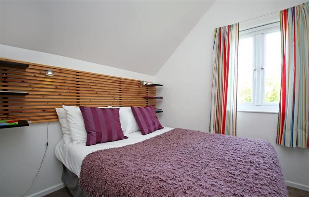Double bedroom (photo 3) at Goosander Lake House, Cotswold Lakes, Gloucestershire