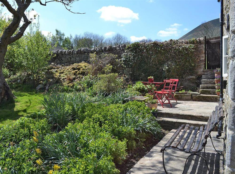 Delightful garden with outdoor seating and dining furniture at Goose Croft in Edale, Hope Valley, Derbyshire