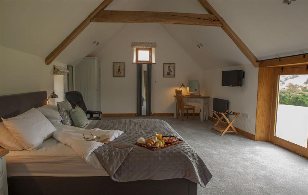 Spacious master bedroom at Goose Run Cottage, Corscombe