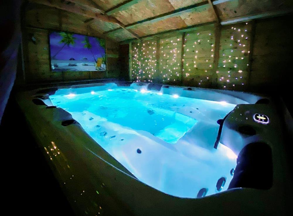 Extra Large Hot Tub for 7 people at Gorsehill House in Poole, Dorset