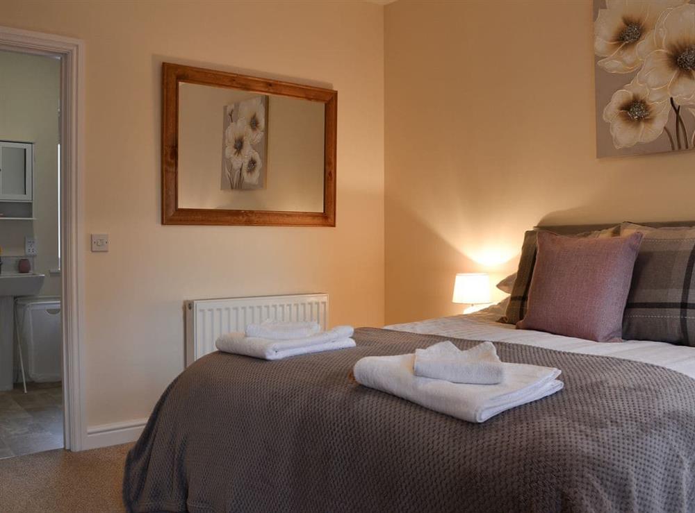 Double bedroom with en-suite (photo 2) at Governors Gardens in Berwick-upon-Tweed, Northumberland