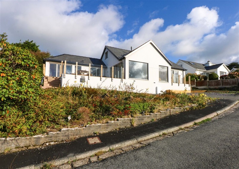 The setting of Gowan Brae at Gowan Brae, Criccieth