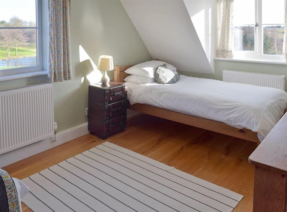 Light and airy twin bedroom at Granary Cottage in Tattingstone, near Ipswich, Suffolk