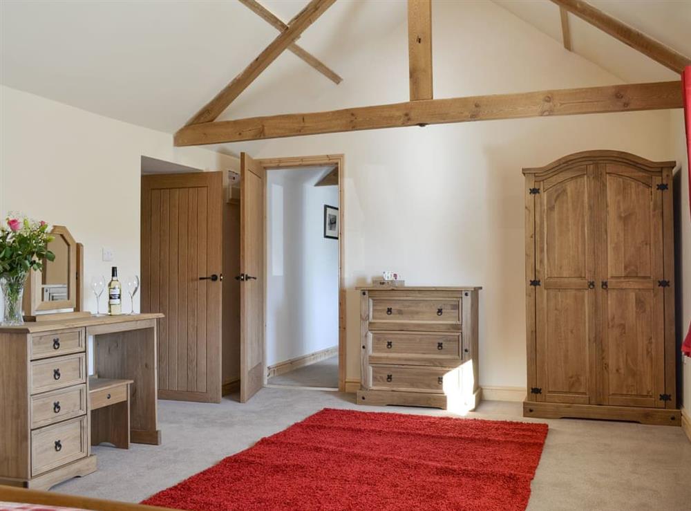 Spacious en-suite master bedroom at Grange Cottage in Harome, near Helmsley, North Yorkshire