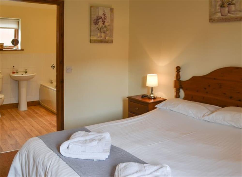 Double bedroom with en-suite at Oak Cottage, 