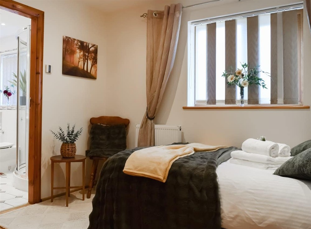 Double bedroom (photo 3) at Grange House in Gamston, near Nottingham, Nottinghamshire