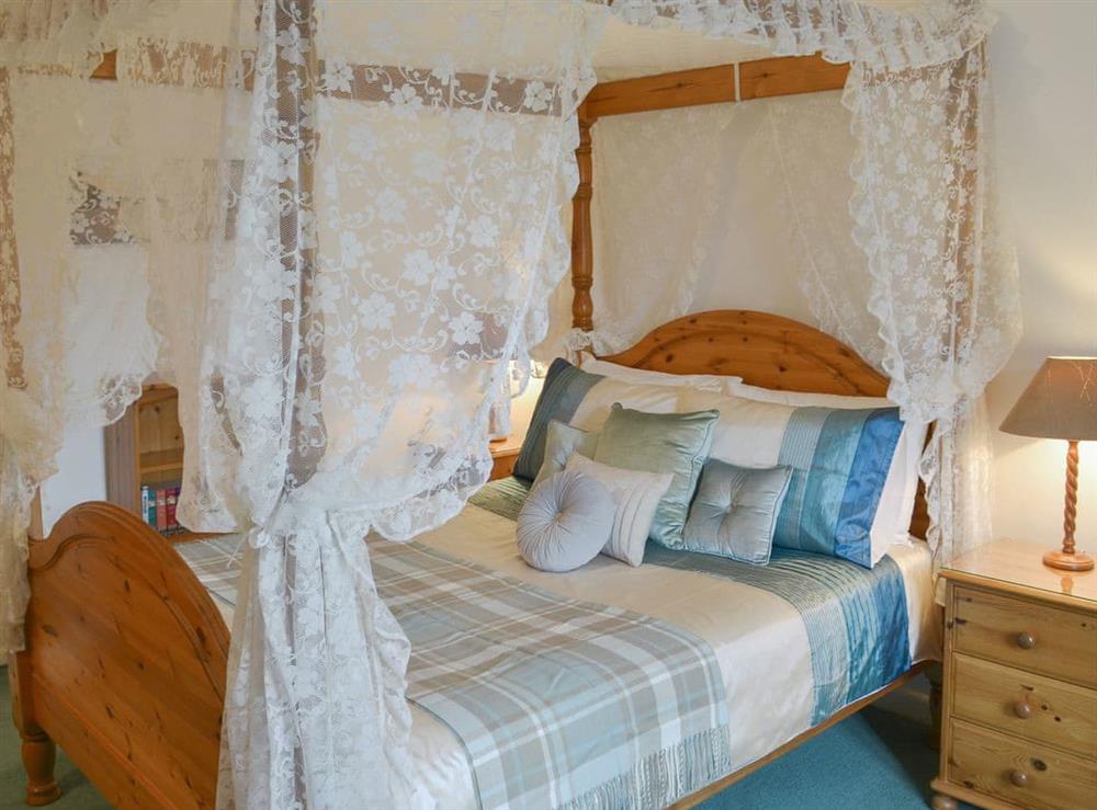 Peaceful four poster bedroom at Grannys Cottage in Lostwithiel, Cornwall