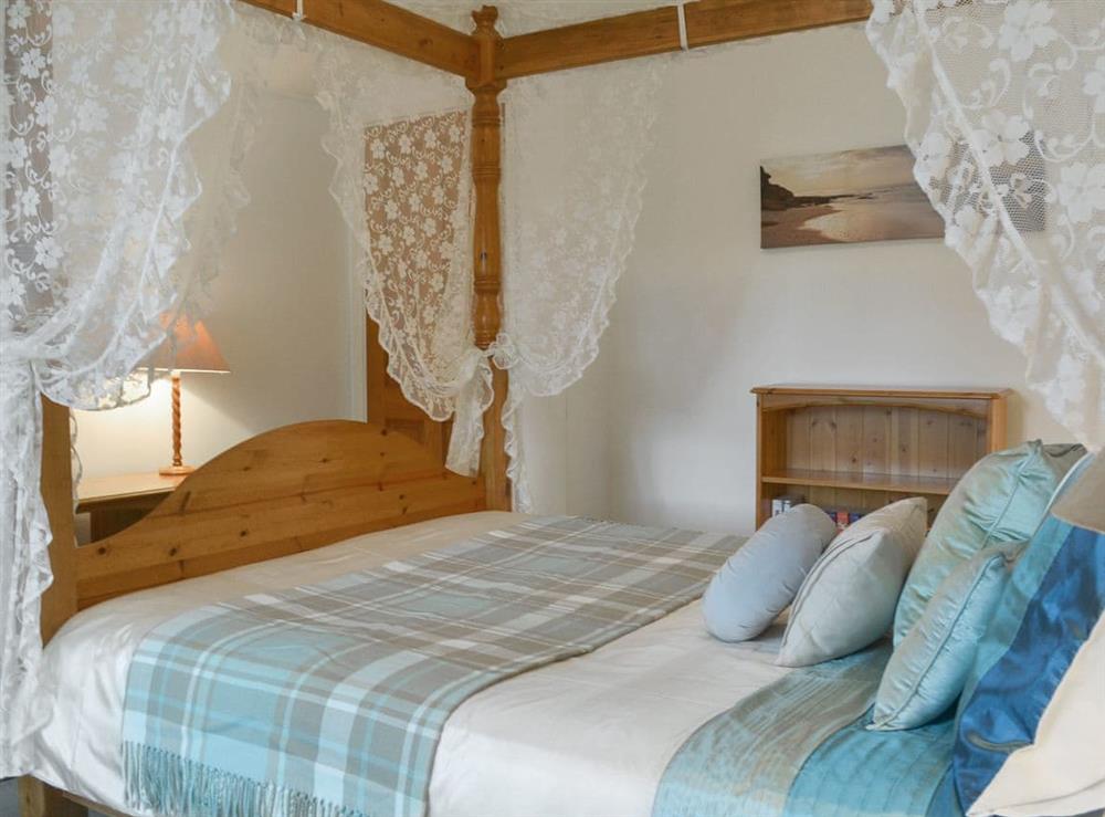 Relaxing four poster bedroom at Grannys Cottage in Lostwithiel, Cornwall