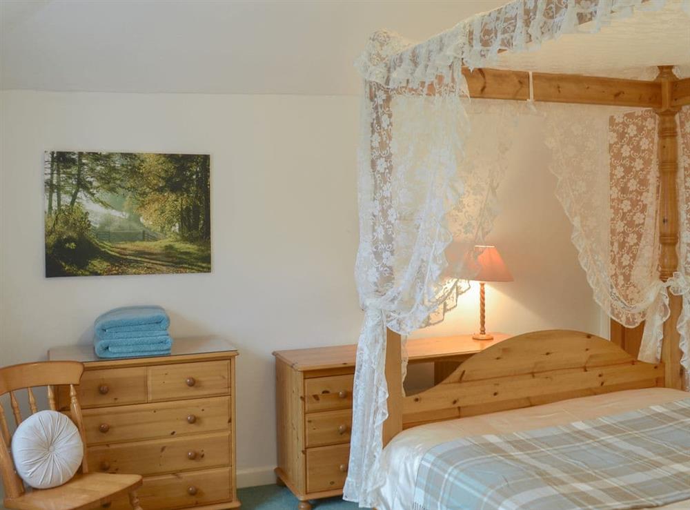 Spacious four poster bedroom at Grannys Cottage in Lostwithiel, Cornwall
