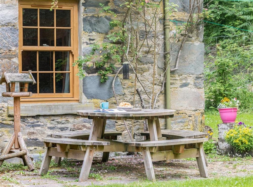 Sitting-out-area at Grantully Cottage in Aberfeldy, Perthshire