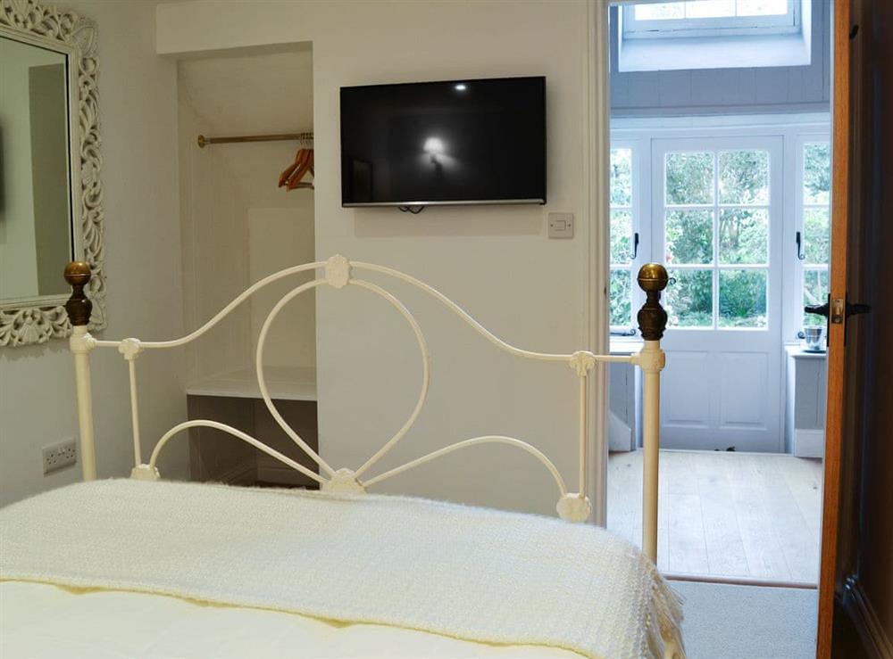 Elegant double bedroom with en-suite (photo 2) at Manor Cottage, 