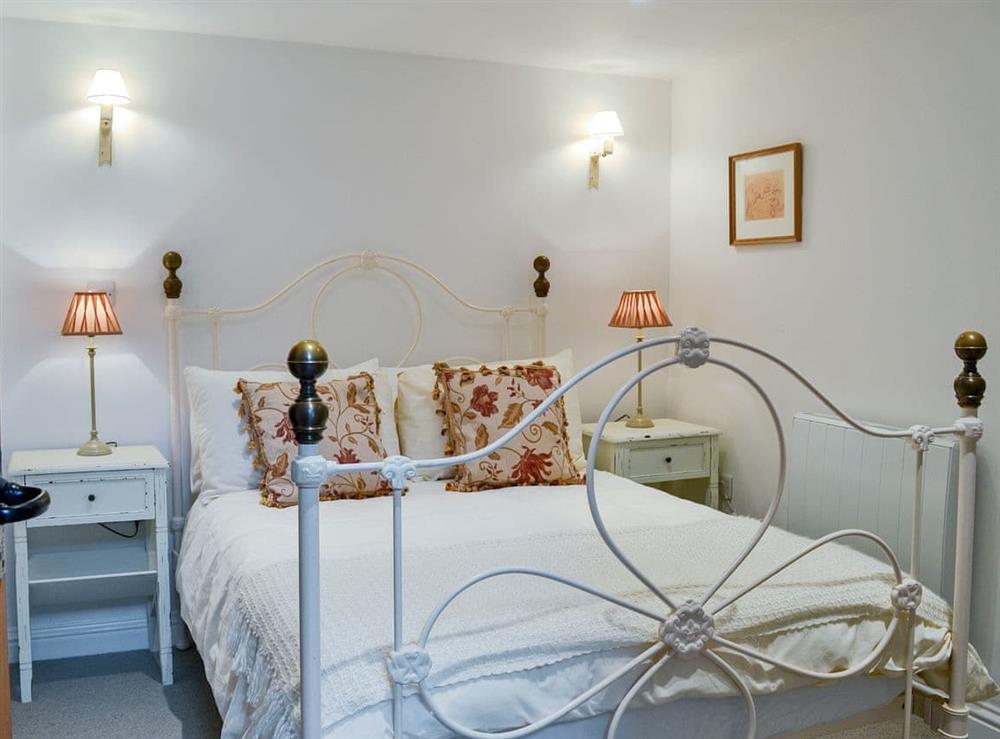Elegant double bedroom with en-suite at Manor Cottage, 
