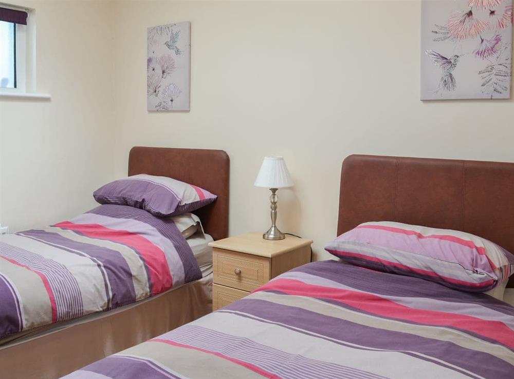 Bright and cheerful twin bedroom at Grays Cottage in Bridlington, Yorkshire, North Humberside
