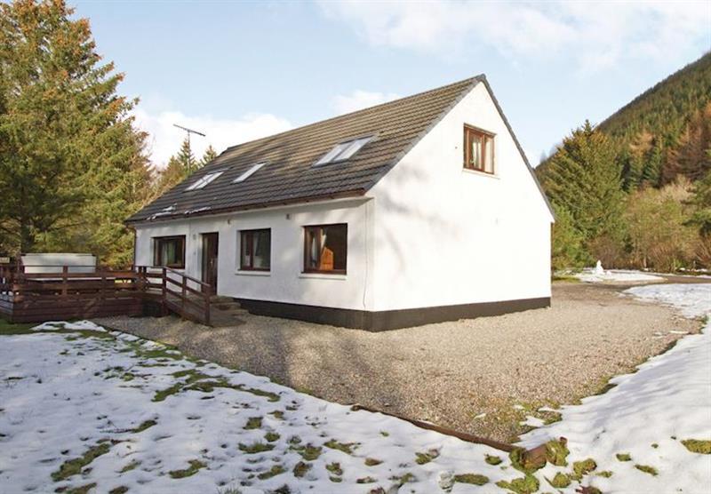 Garden and hot tub in Struan Cottage at Great Glen Cottages in Kinlochlochy, Inverness-shire