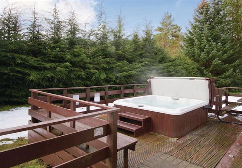 The decked area and hot tub in Struan Cottage at Great Glen Cottages in Kinlochlochy, Inverness-shire