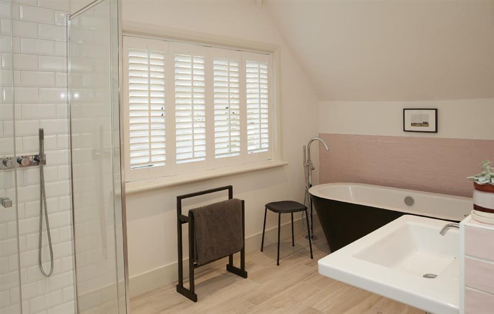 En-suite bathroom with shower and freestanding bath at Green Gables, Eardisley