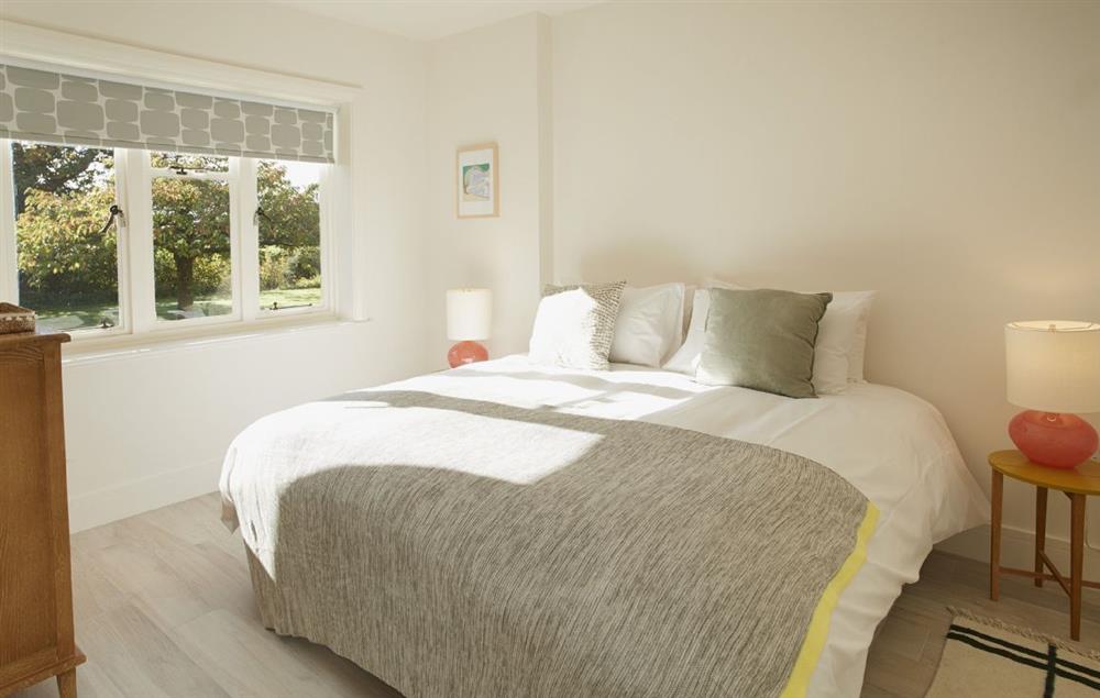 King size zip and link beds with en-suite bathroom at Green Gables, Eardisley